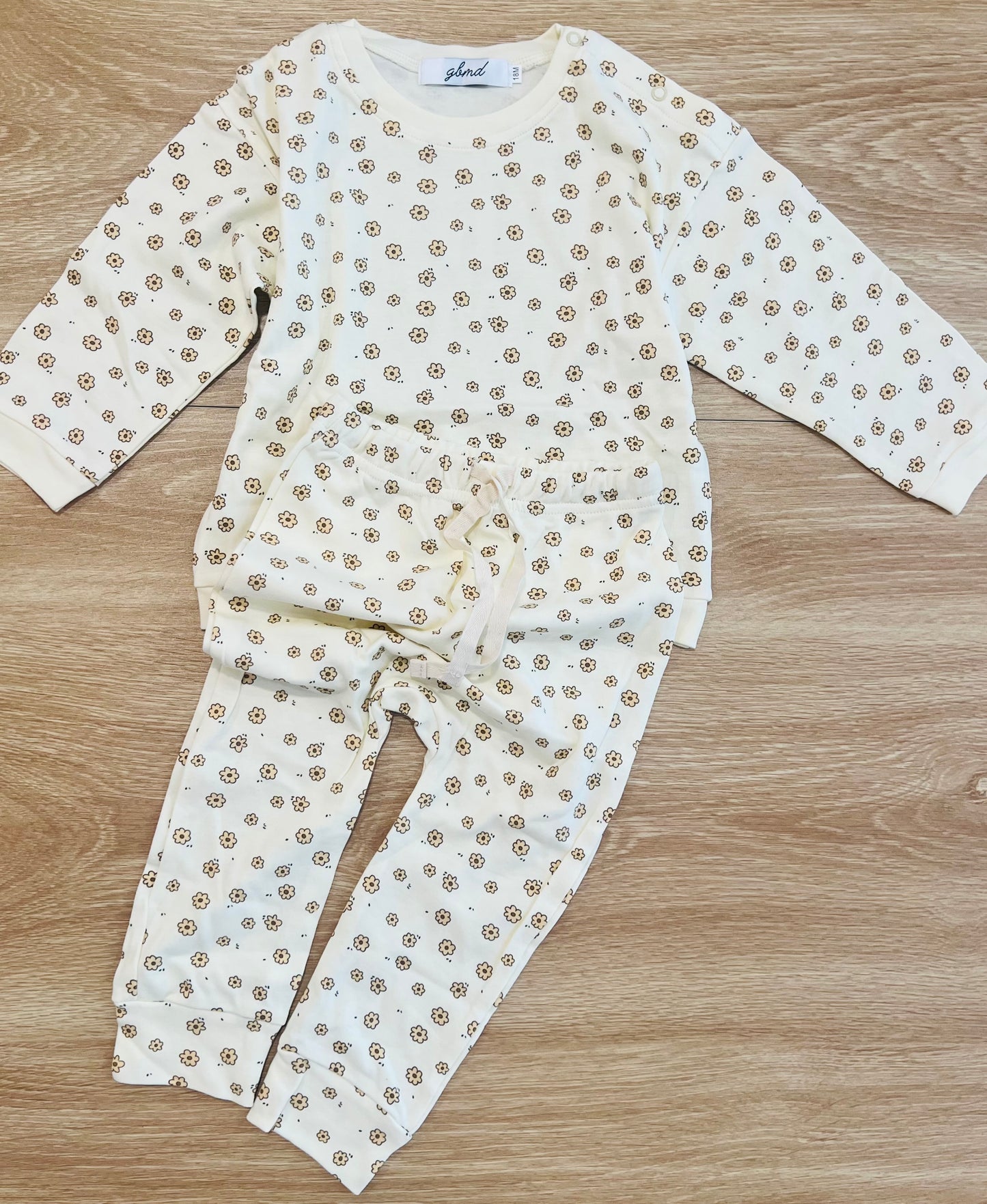 Daisy cream sweat suit